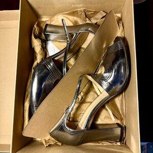 Chef’s Kiss Cole Haan 4” Silver Heels w/ Peep Toe Sz 9. Worn 1x Original box 🔥